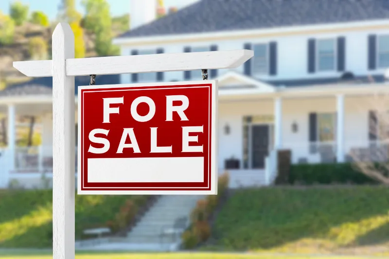 an image of cardboard percentage sign and home signifying the fixed rate mortgage on a desk